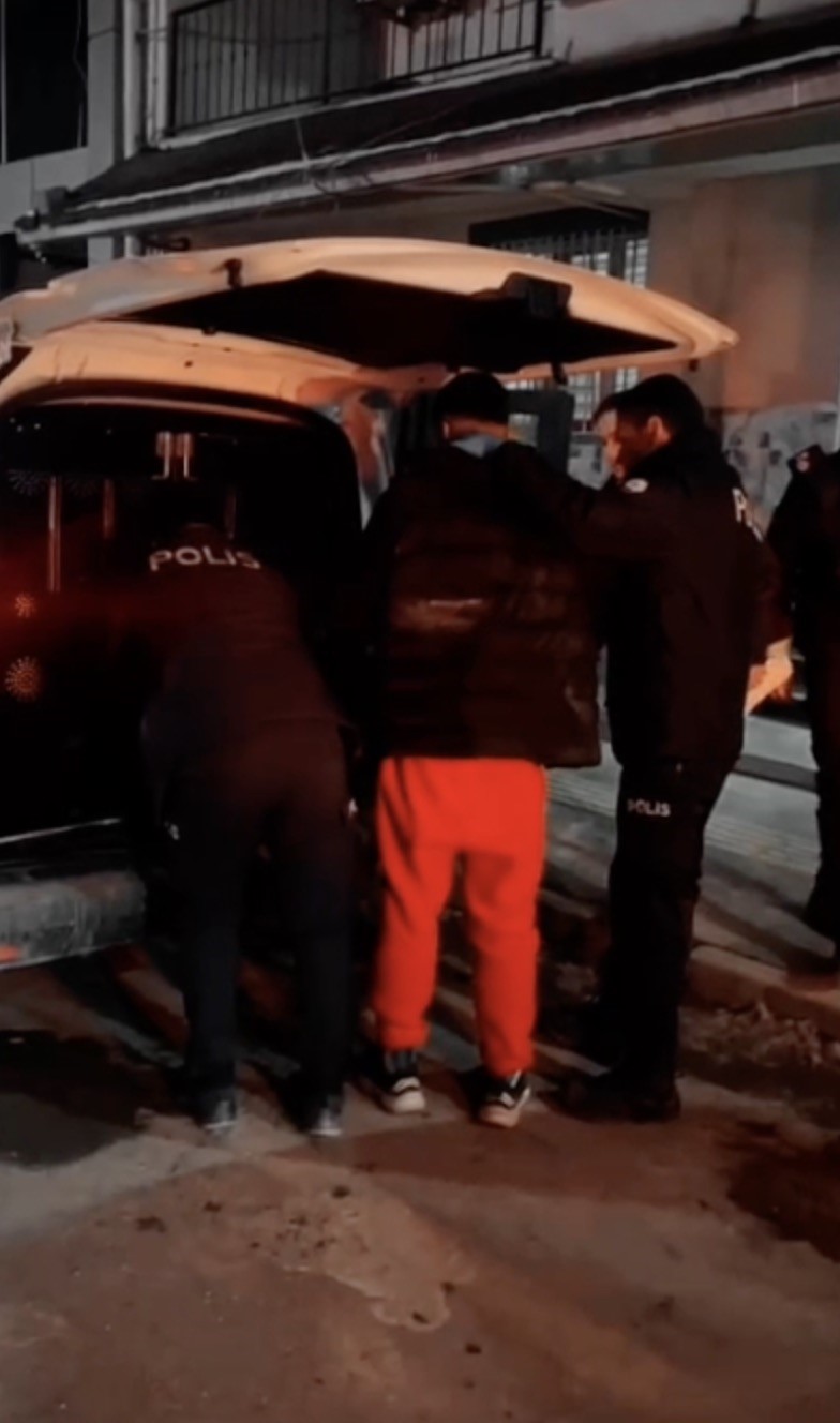 catilardan atlayarak izini kaybettirmeye calisti polis ekiplerinden kacamadi 0 pajbYlh2