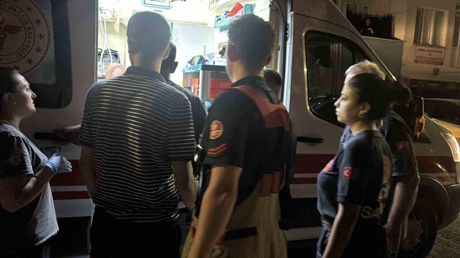 Çatıya çıkan şahıs, polisin bir saatlik ikna çalışmasıyla indirildi 4 catiya cikan sahis polisin bir saatlik ikna calismasiyla indirildi 0 rjDukast