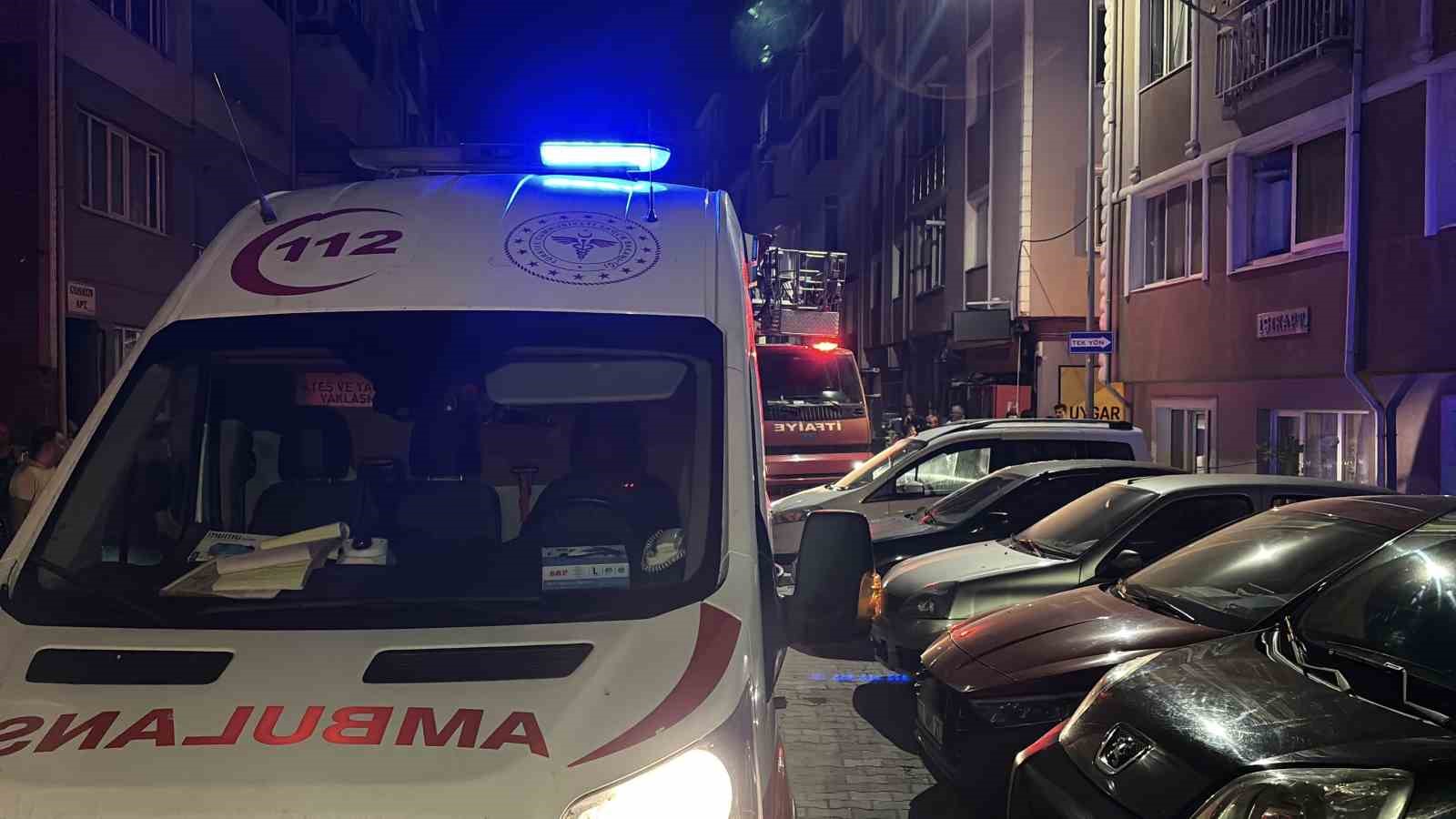 Çatıya çıkan şahıs, polisin bir saatlik ikna çalışmasıyla indirildi 6 catiya cikan sahis polisin bir saatlik ikna calismasiyla indirildi 2 PeCNj8CJ