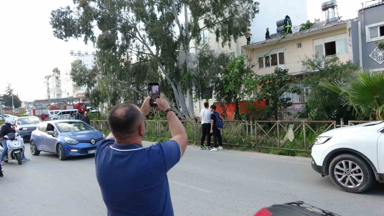 catiya cikip uzerine benzin doktu gazeteci oyaladi polis yakaladi 5 uiK5Jarj