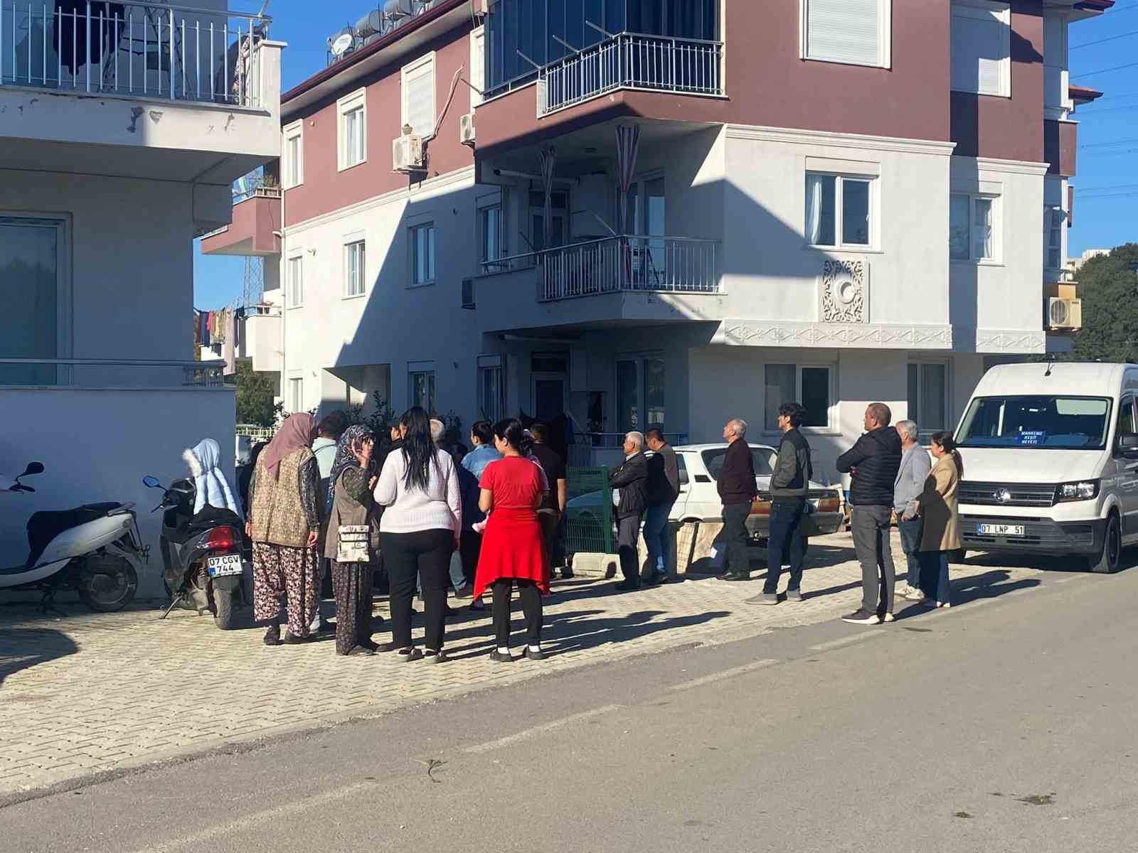 catlaklar olusan evde diken ustunde hayat 1 e6pQERLe