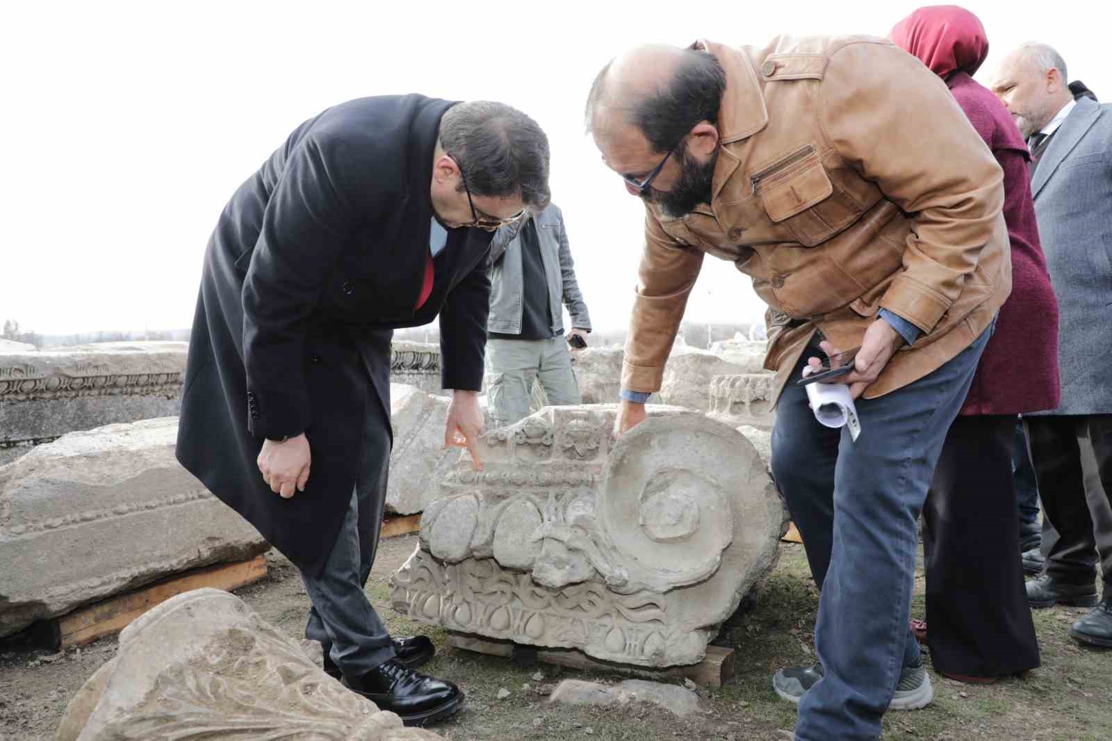 cavdarhisar aizanoi antik kentinde kazi ve restorasyon calismalari devam ediyor 5