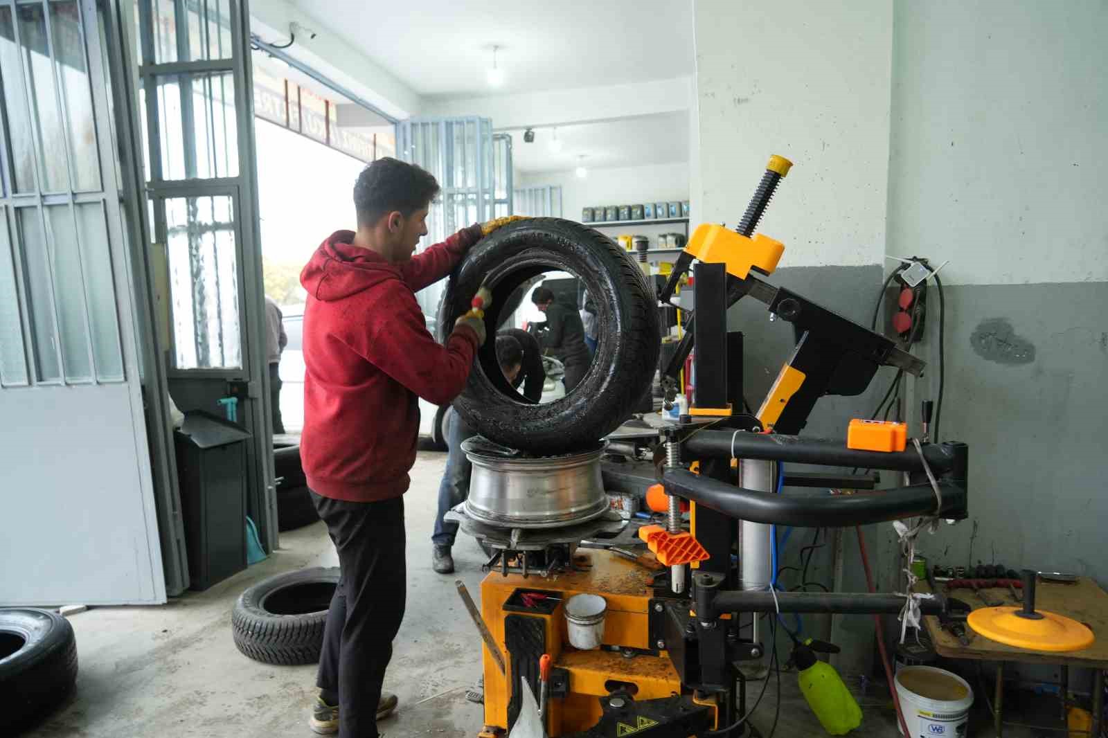 cavustepeye kar yagdi suruculer lastikcilere akin etti 4 dbfAwGcA