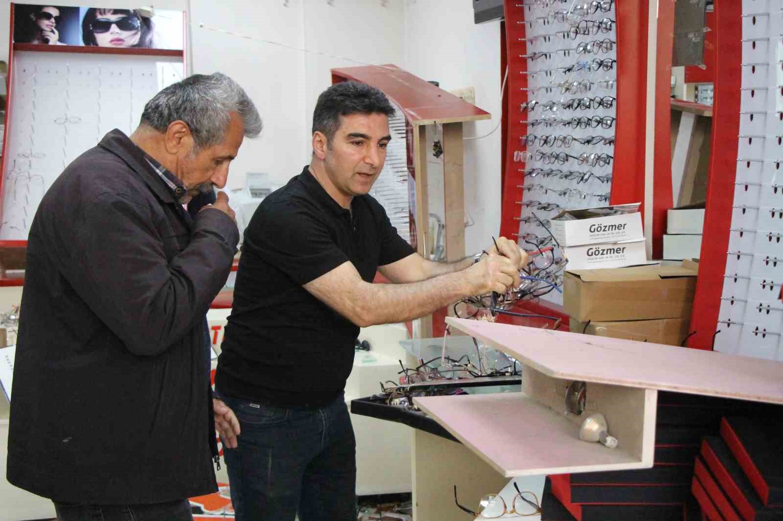 Çay içmeye geldiler, fren yerine gaza basınca gözlükçüye daldılar 5 cay icmeye geldiler fren yerine gaza basinca gozlukcuye daldilar 1 74iwkG6z