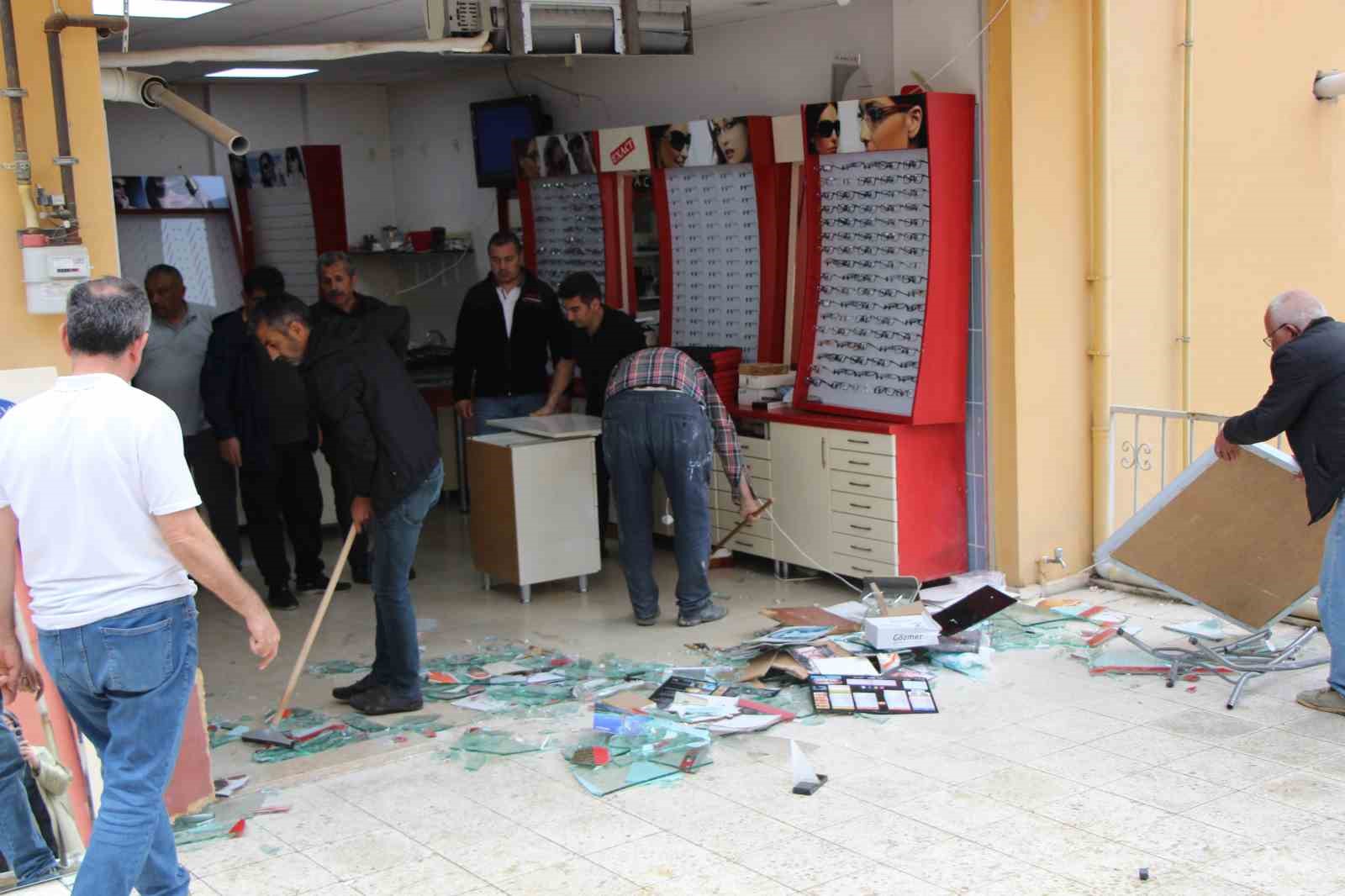Çay içmeye geldiler, fren yerine gaza basınca gözlükçüye daldılar 6 cay icmeye geldiler fren yerine gaza basinca gozlukcuye daldilar 2 IXLRF9iW