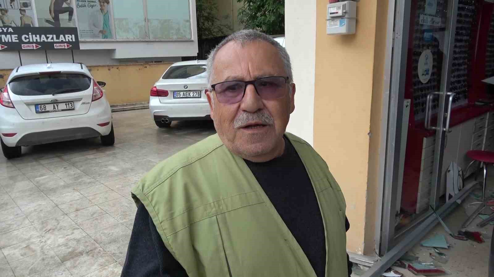 Çay içmeye geldiler, fren yerine gaza basınca gözlükçüye daldılar 11 cay icmeye geldiler fren yerine gaza basinca gozlukcuye daldilar 7 RPTCHXZ3