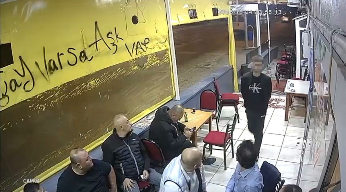 cay ocaginda otururken silahli saldiriya ugradi o anlar kamerada 1