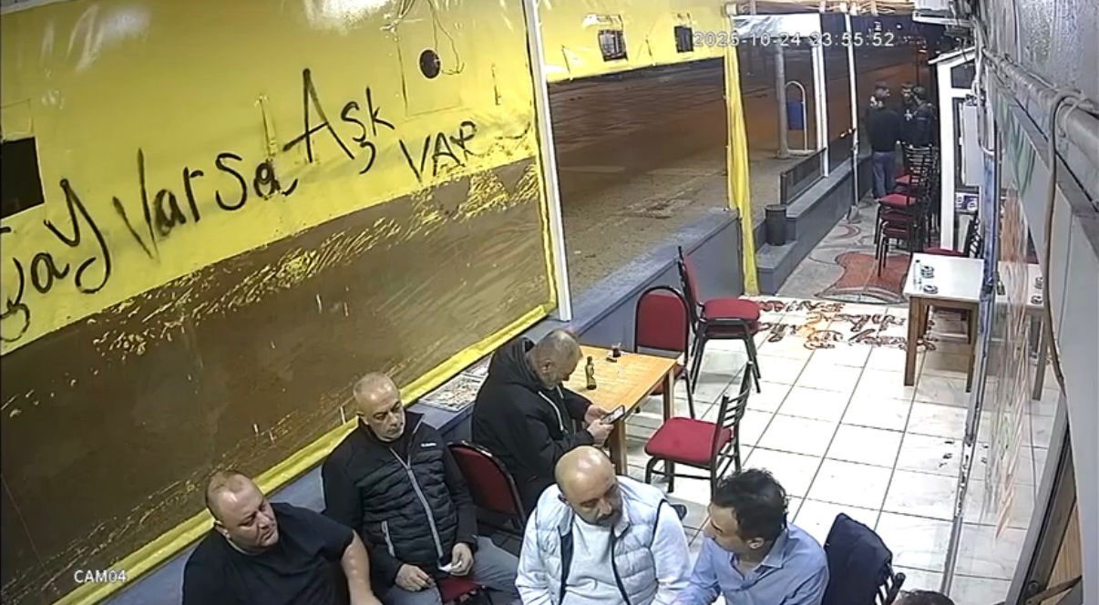 cay ocaginda otururken silahli saldiriya ugradi o anlar kamerada 2 lUl5s5dH