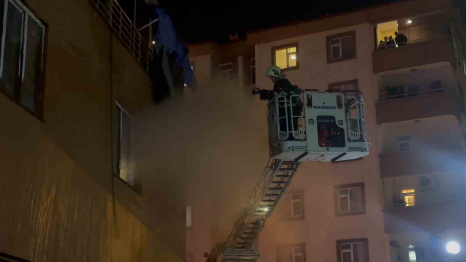 Çay toplama makinesi deposunda yangın 5 cay toplama makinesi deposunda yangin 1 BqF6j7hZ