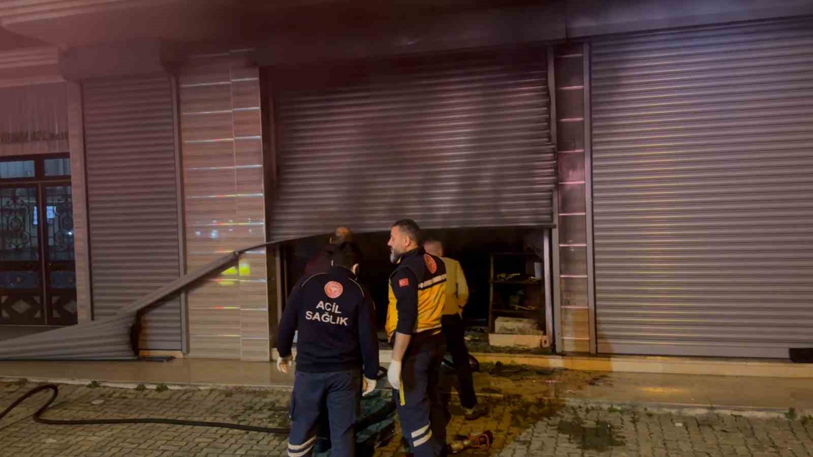 Çay toplama makinesi deposunda yangın 6 cay toplama makinesi deposunda yangin 2 n2dY544S
