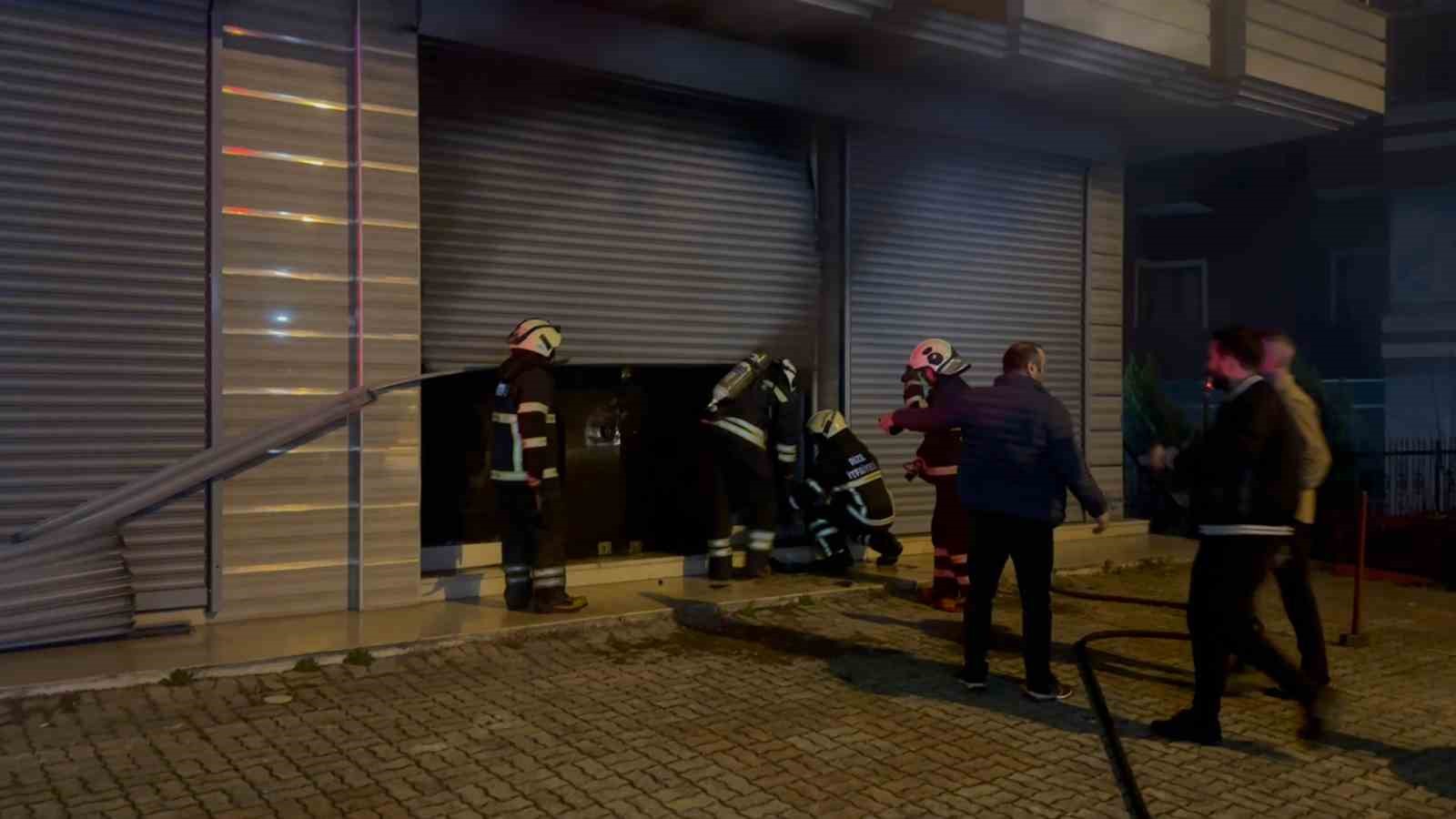 Çay toplama makinesi deposunda yangın 7 cay toplama makinesi deposunda yangin 3 ayaYbFdz