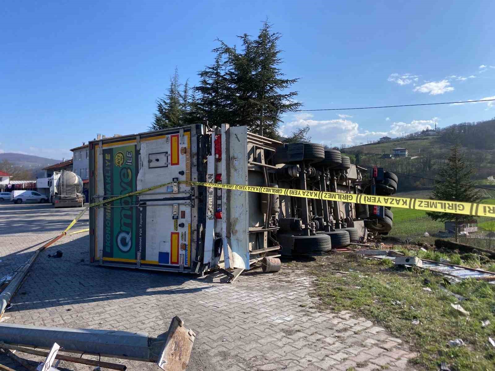 cay yuklu tir devrildi 1 yarali 0 V3NpksyS