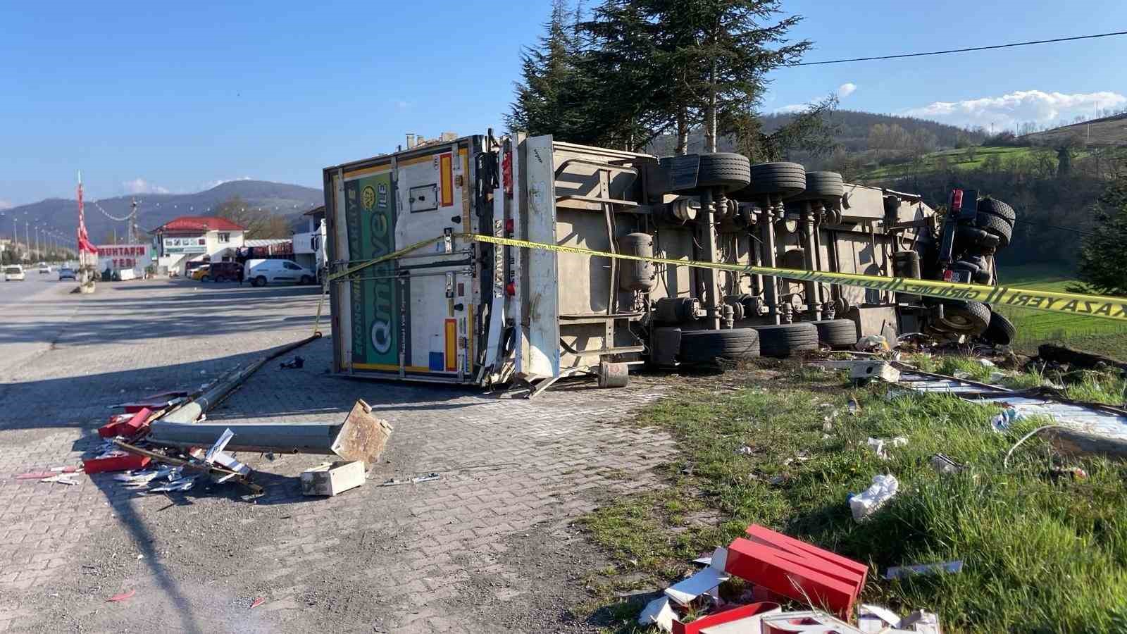 cay yuklu tir devrildi 1 yarali 3 VsG8yHQU