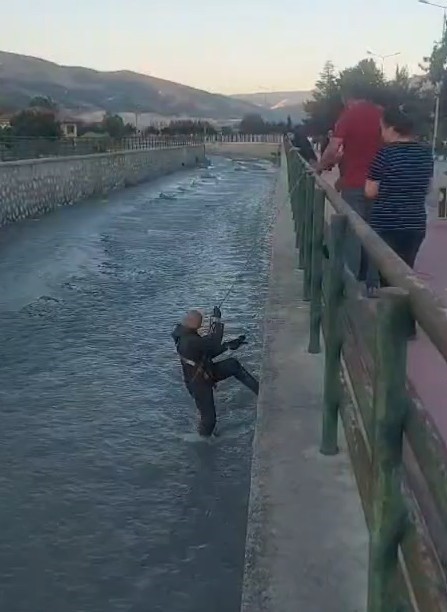 caya dusen yavru kediyi turhal itfaiye ekipleri kurtardi 2 PURHM1iE