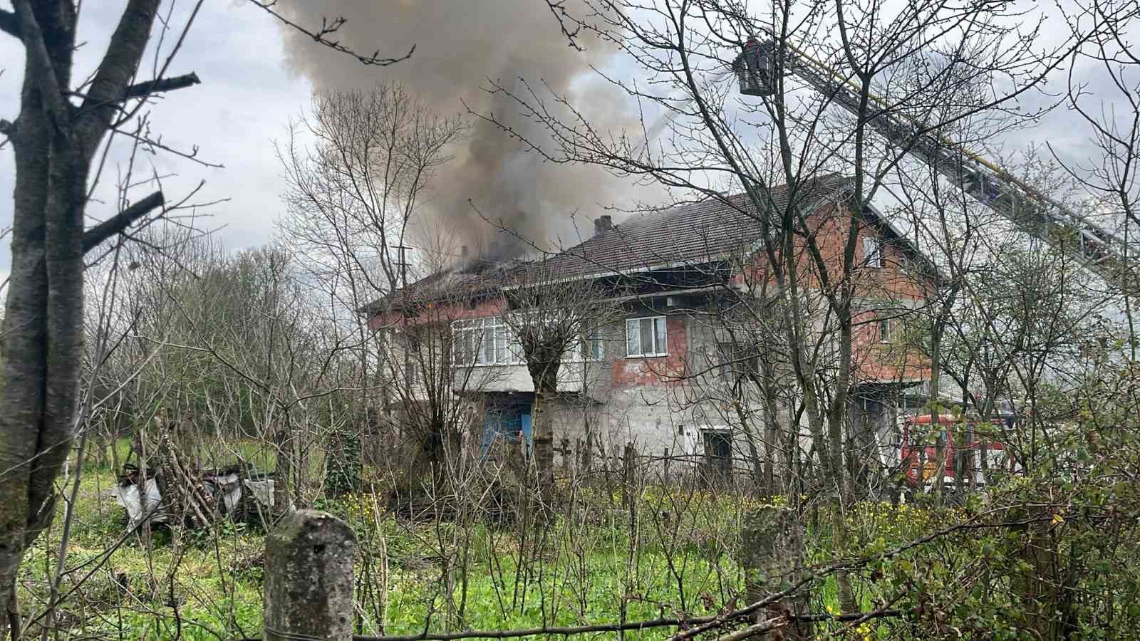 caycumada ev yangini korku ve panige yol acti patlama ani amator kameraya yansidi 1 ZPVY4VZ2