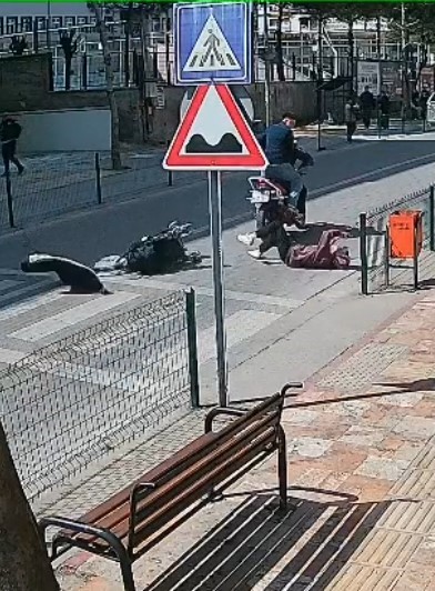Çaycuma’da motosiklet yaya geçidinde anne ve çocuğuna çarptı: 2 yaralı 4 caycumada motosiklet yaya gecidinde anne ve cocuguna carpti 2 yarali 0 Z3L9Z5sg