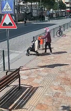 Çaycuma’da motosiklet yaya geçidinde anne ve çocuğuna çarptı: 2 yaralı 5 caycumada motosiklet yaya gecidinde anne ve cocuguna carpti 2 yarali 1