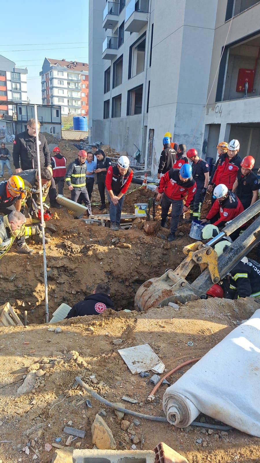 cayirovada insaat alaninda toprak altinda kalan 1 isci kurtarildi 1