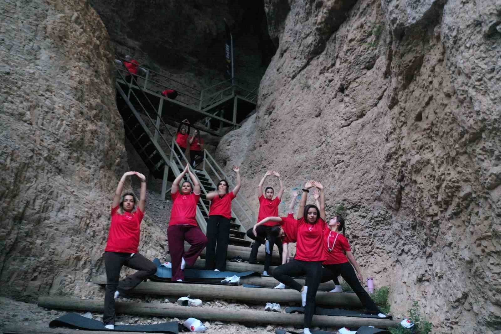 Cehennem Deresi Kanyonu’nda dünya yoga günü etkinliği 9 cehennem deresi kanyonunda dunya yoga gunu etkinligi 5 r4HESdw1