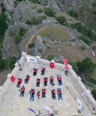 cehennem-deresi-kanyonunda-dunya-yoga-gunu-etkinligi-i1bysszW.jpg