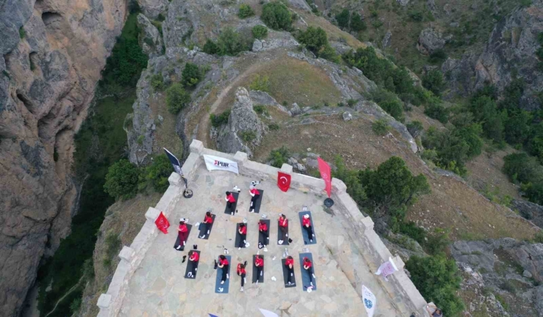 cehennem-deresi-kanyonunda-dunya-yoga-gunu-etkinligi-i1bysszW.jpg