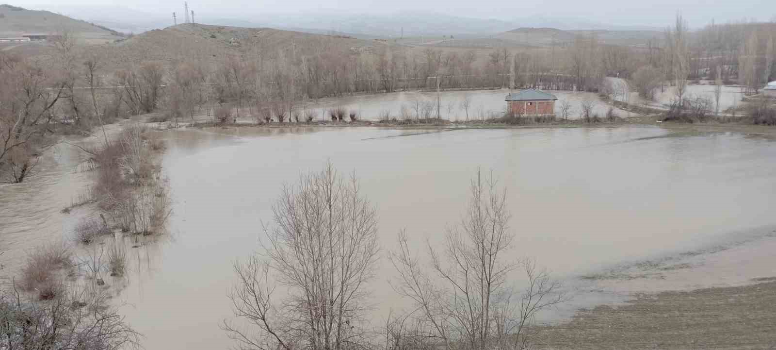 cekerek irmagi tasti yollar ve tarlalar sular altinda kaldi 3