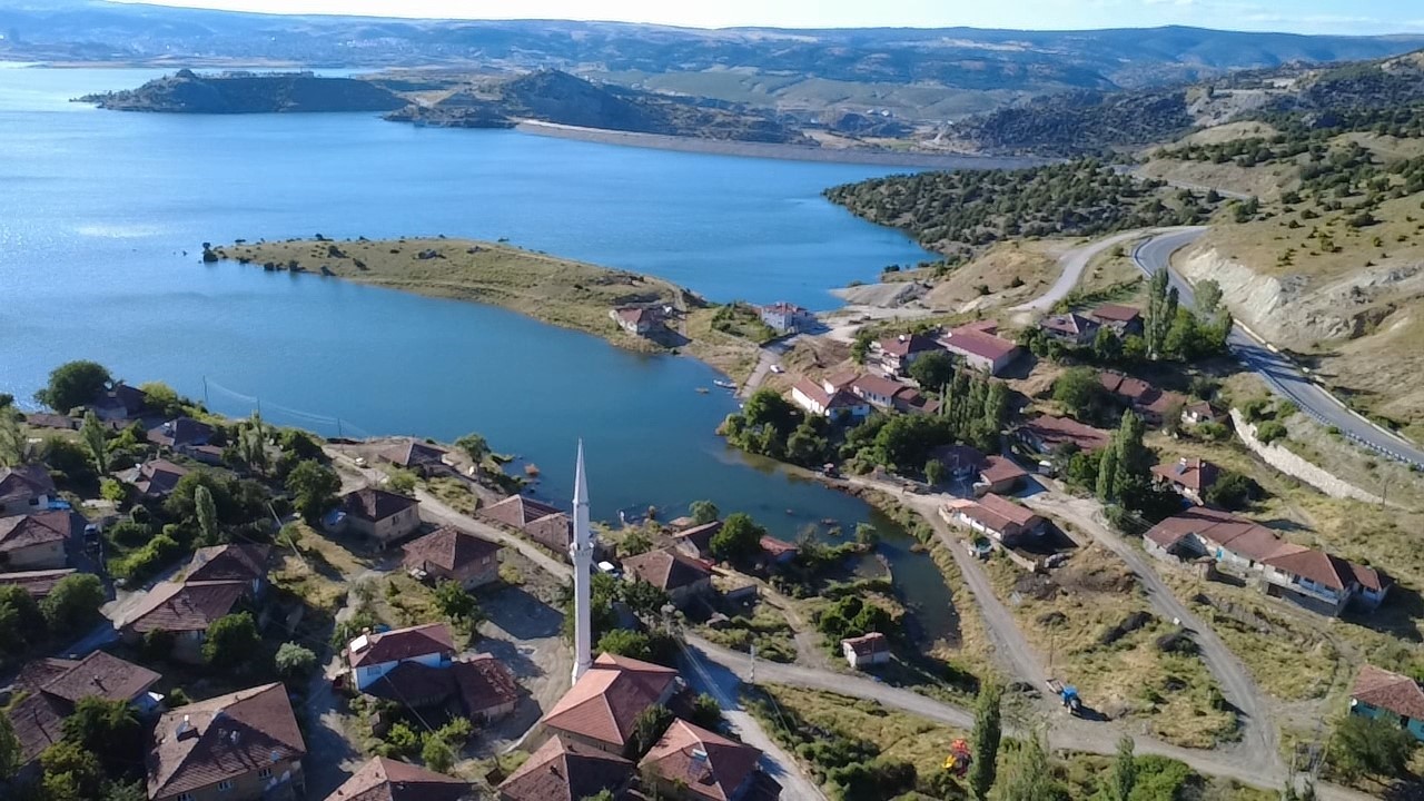 cekerek sureyya bey barajinda dolluk orani yuzde 100un uzerine ciktigi icin koyu yilanlar basti csedNF2I