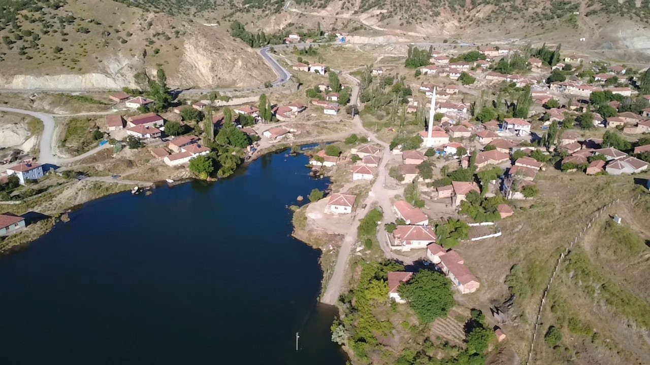 cekerek sureyya bey barajinda dolluk orani yuzde 100un uzerine ciktigi icin koyu yilanlar basti pfzkRUmv