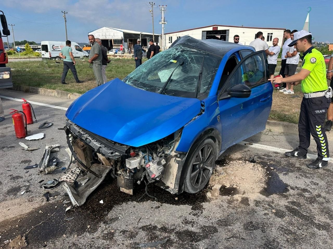 cekici ile carpisan otomobil hurdaya dondu 1 yarali 4 2PmlLJub