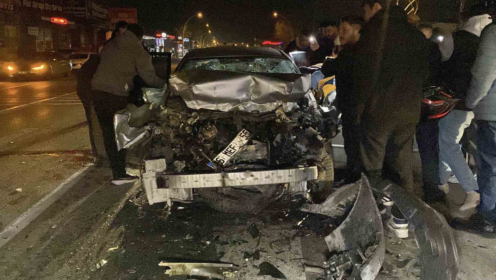 cekici ile carpisan otomobil hurdaya dondu ekipler yarali surucu icin zamanla yaristi 1 6931yhvC
