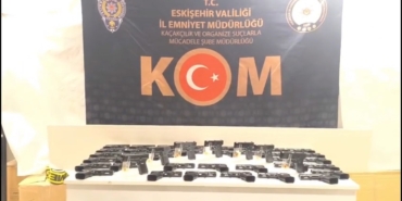 cekicinin-uzerindeki-aractan-480-adet-tabanca-ve-ve-6-bin-812-adet-silah-parcasi-HNEAP7di.jpg