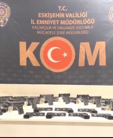 cekicinin-uzerindeki-aractan-480-adet-tabanca-ve-ve-6-bin-812-adet-silah-parcasi-HNEAP7di.jpg