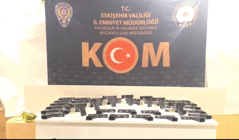 cekicinin-uzerindeki-aractan-480-adet-tabanca-ve-ve-6-bin-812-adet-silah-parcasi-HNEAP7di.jpg