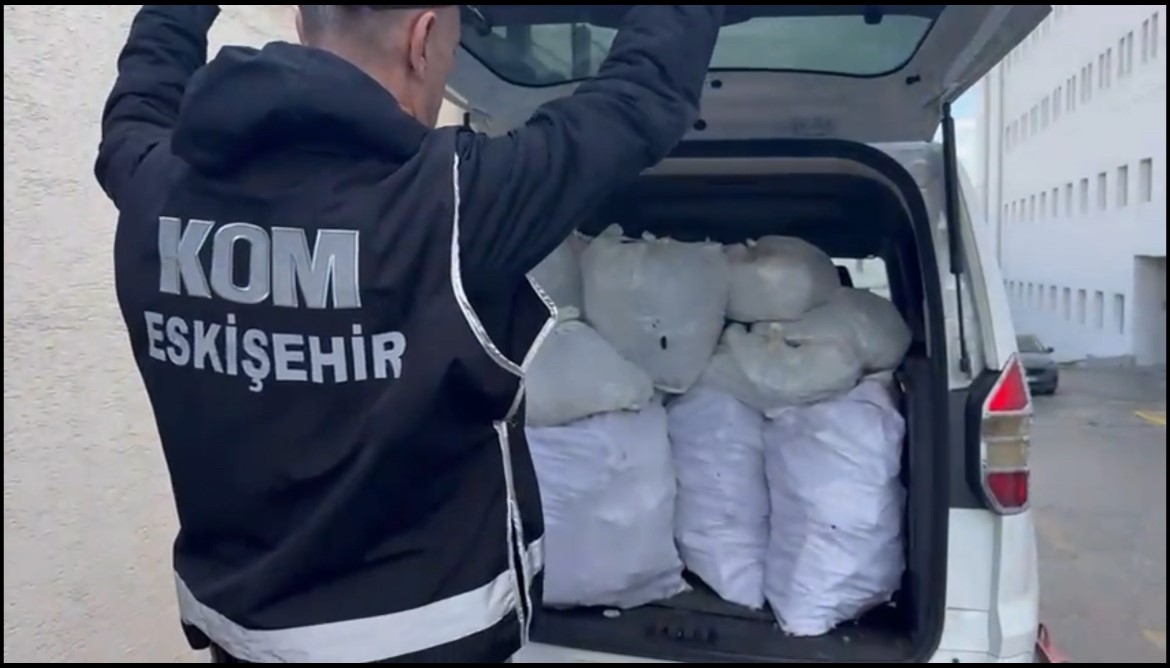 cekicinin uzerindeki aractan 480 adet tabanca ve ve 6 bin 812 adet silah parcasi