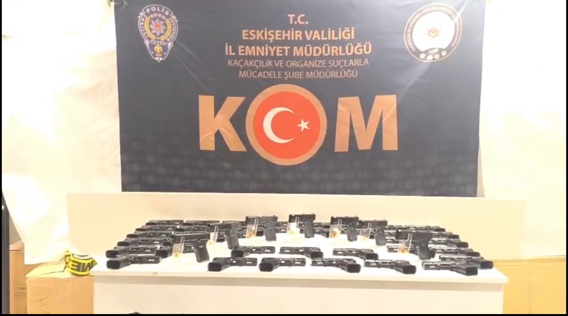 cekicinin uzerindeki aractan 480 adet tabanca ve ve 6 bin 812 adet silah parcasi zrzzPqBV