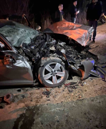 cekiciye-carpan-otomobilin-surucusu-yaralandi-uTIdSQAx.jpg