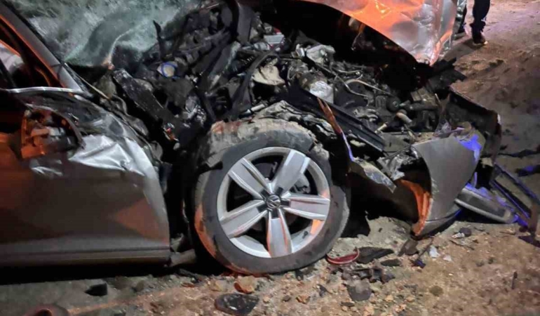 cekiciye-carpan-otomobilin-surucusu-yaralandi-uTIdSQAx.jpg