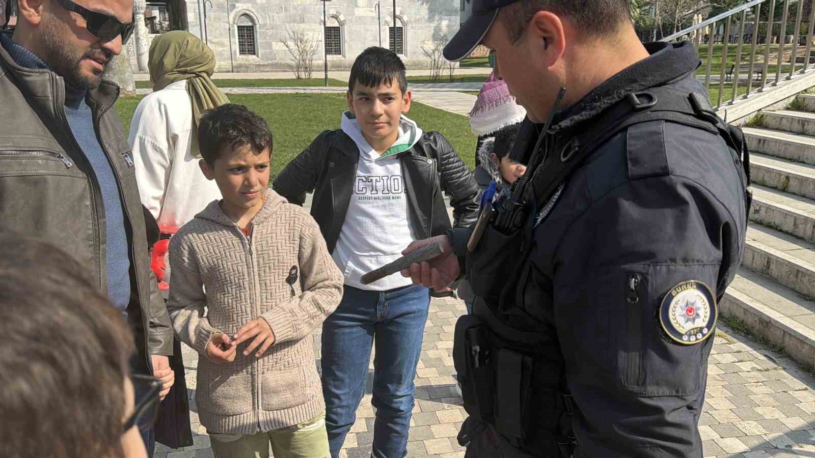cekilen iznik golu kiyisinda oynayan cocuklar top mermisi buldu 0 fpBvl4u1