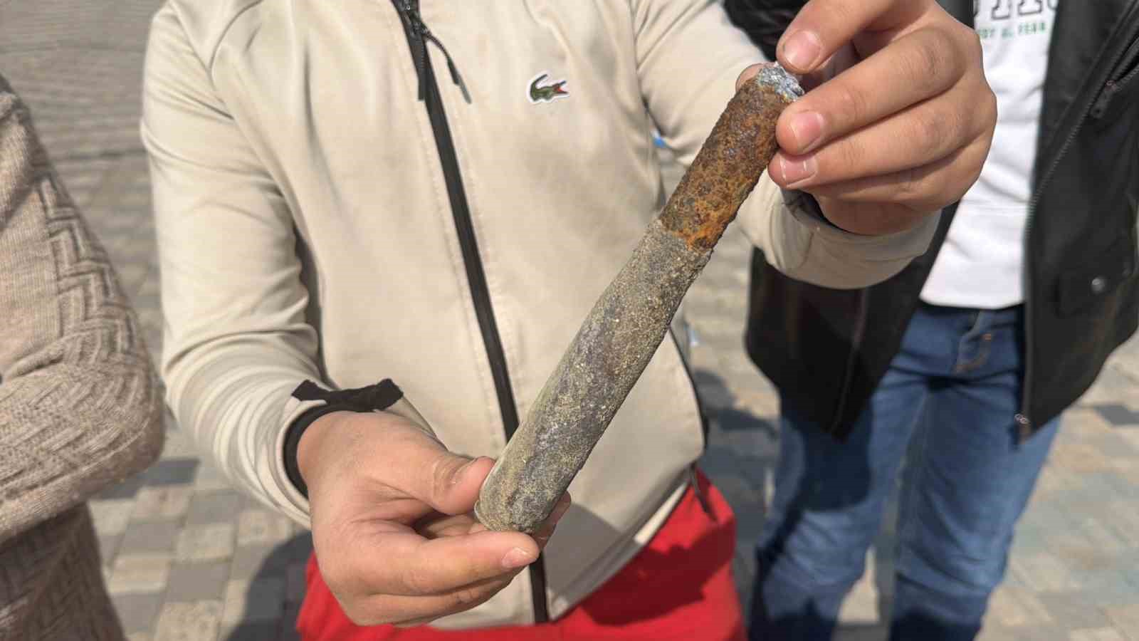 cekilen iznik golu kiyisinda oynayan cocuklar top mermisi buldu 2 tvTAUjSf
