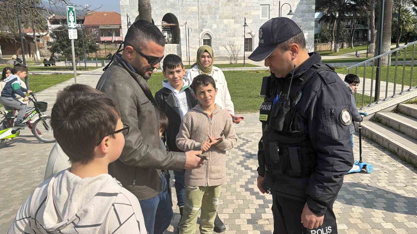 cekilen iznik golu kiyisinda oynayan cocuklar top mermisi buldu 3 QK3pjDd1