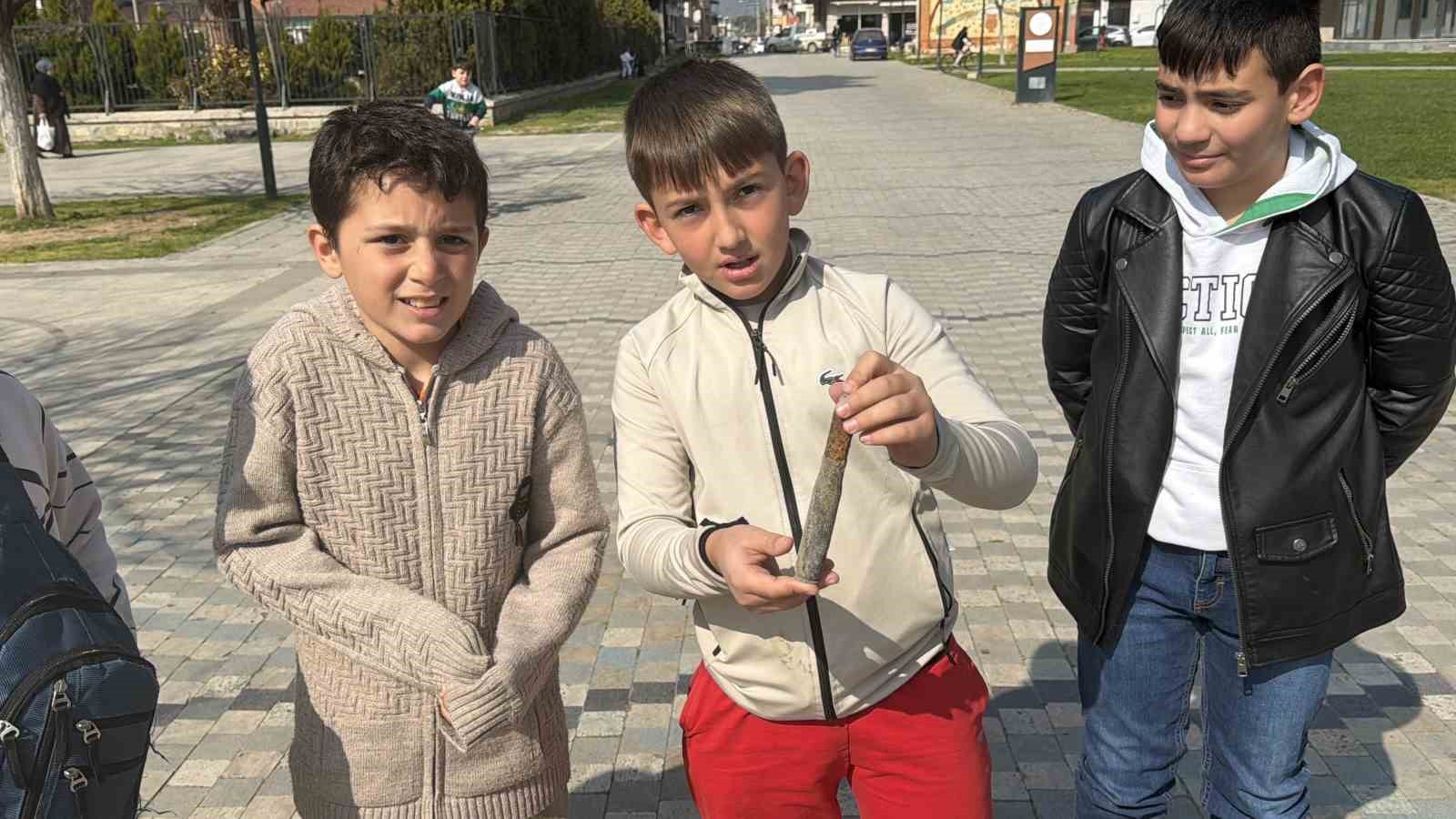 cekilen iznik golu kiyisinda oynayan cocuklar top mermisi buldu 4 I98e15v8