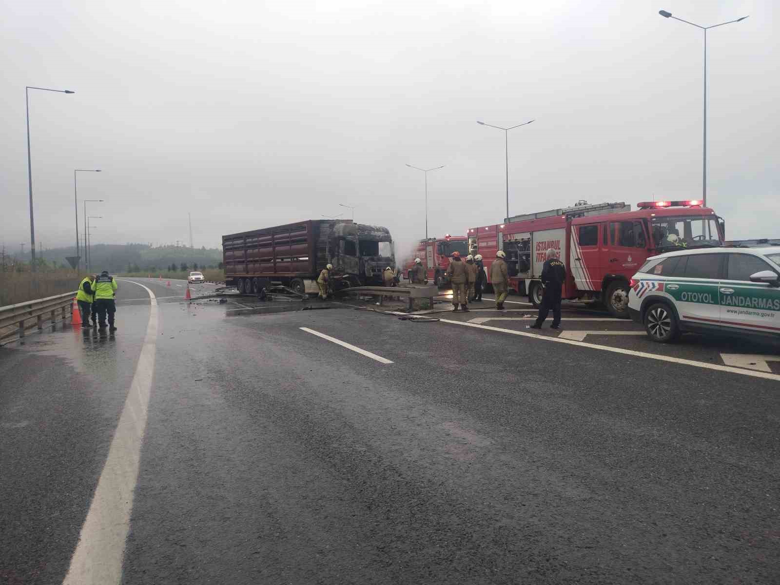 cekmekoyde bariyere carpan tir alev alev yandi 1 MZ24cTmq