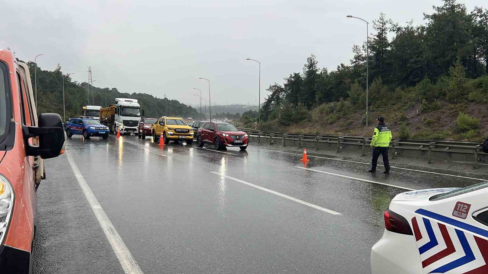 Çekmeköy’de bariyerlere çarpan ambulans devrildi: 1 yaralı 4 cekmekoyde bariyerlere carpan ambulans devrildi 1 yarali 0 LkdClhAF