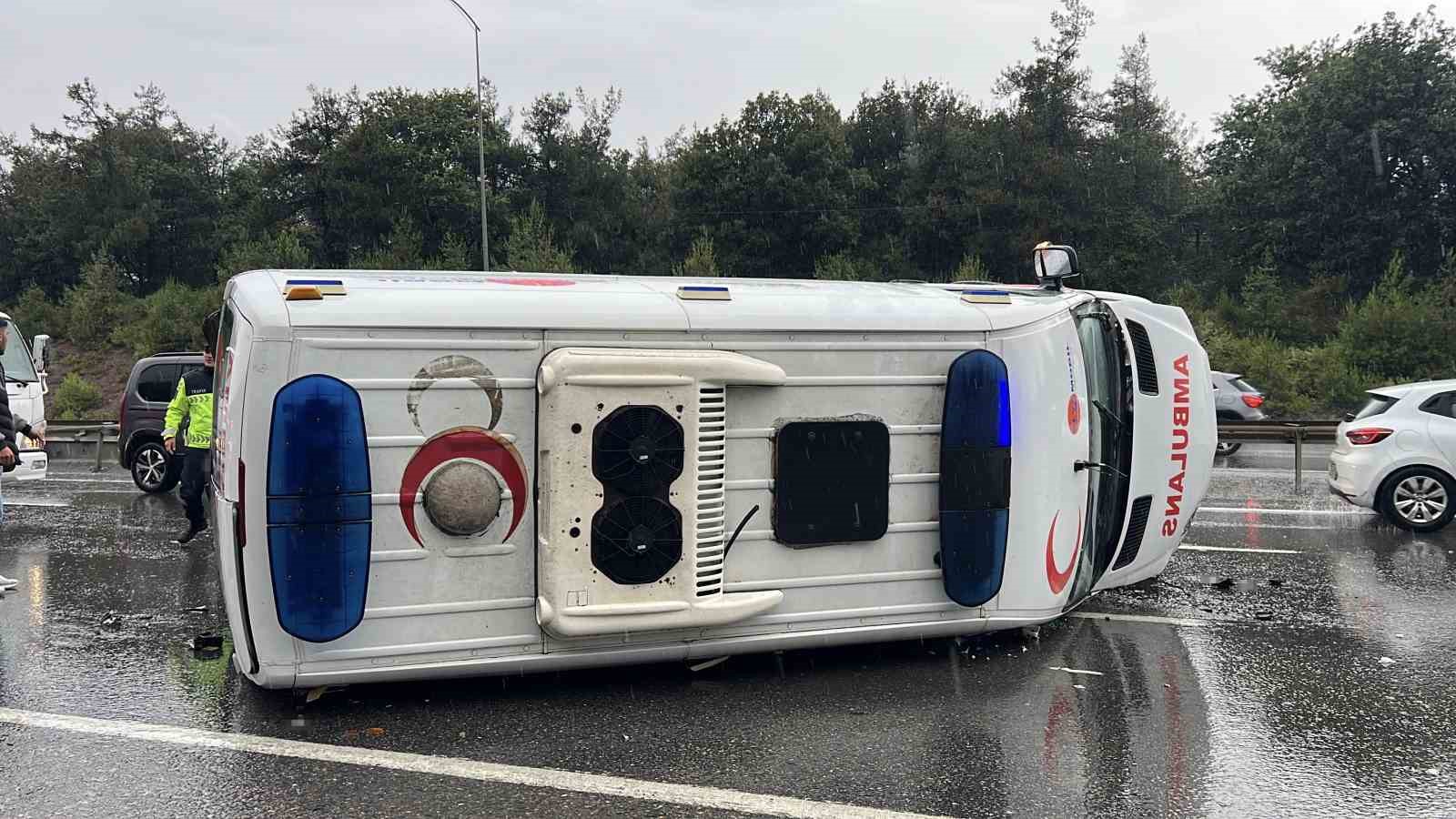 Çekmeköy’de bariyerlere çarpan ambulans devrildi: 1 yaralı 5 cekmekoyde bariyerlere carpan ambulans devrildi 1 yarali 1 IFBlzpmI