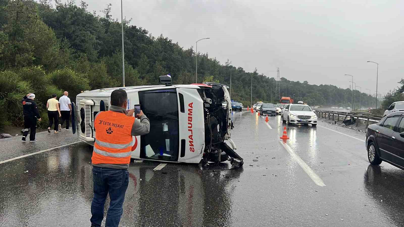 Çekmeköy’de bariyerlere çarpan ambulans devrildi: 1 yaralı 6 cekmekoyde bariyerlere carpan ambulans devrildi 1 yarali 2 pqSGkSPE