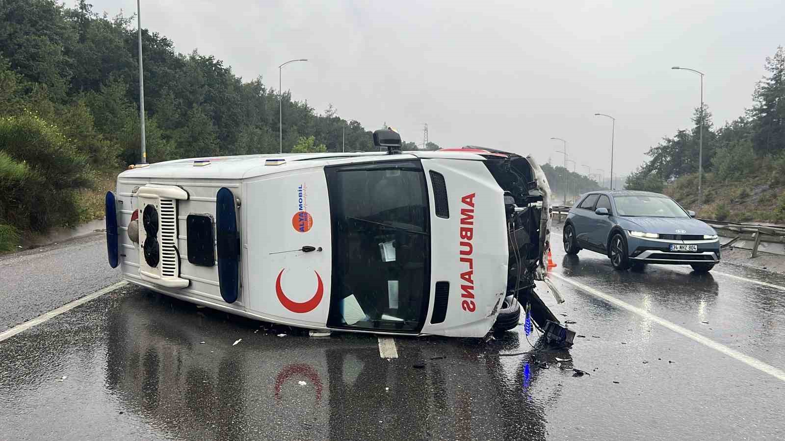 Çekmeköy’de bariyerlere çarpan ambulans devrildi: 1 yaralı 7 cekmekoyde bariyerlere carpan ambulans devrildi 1 yarali 3 XL6ADDTJ