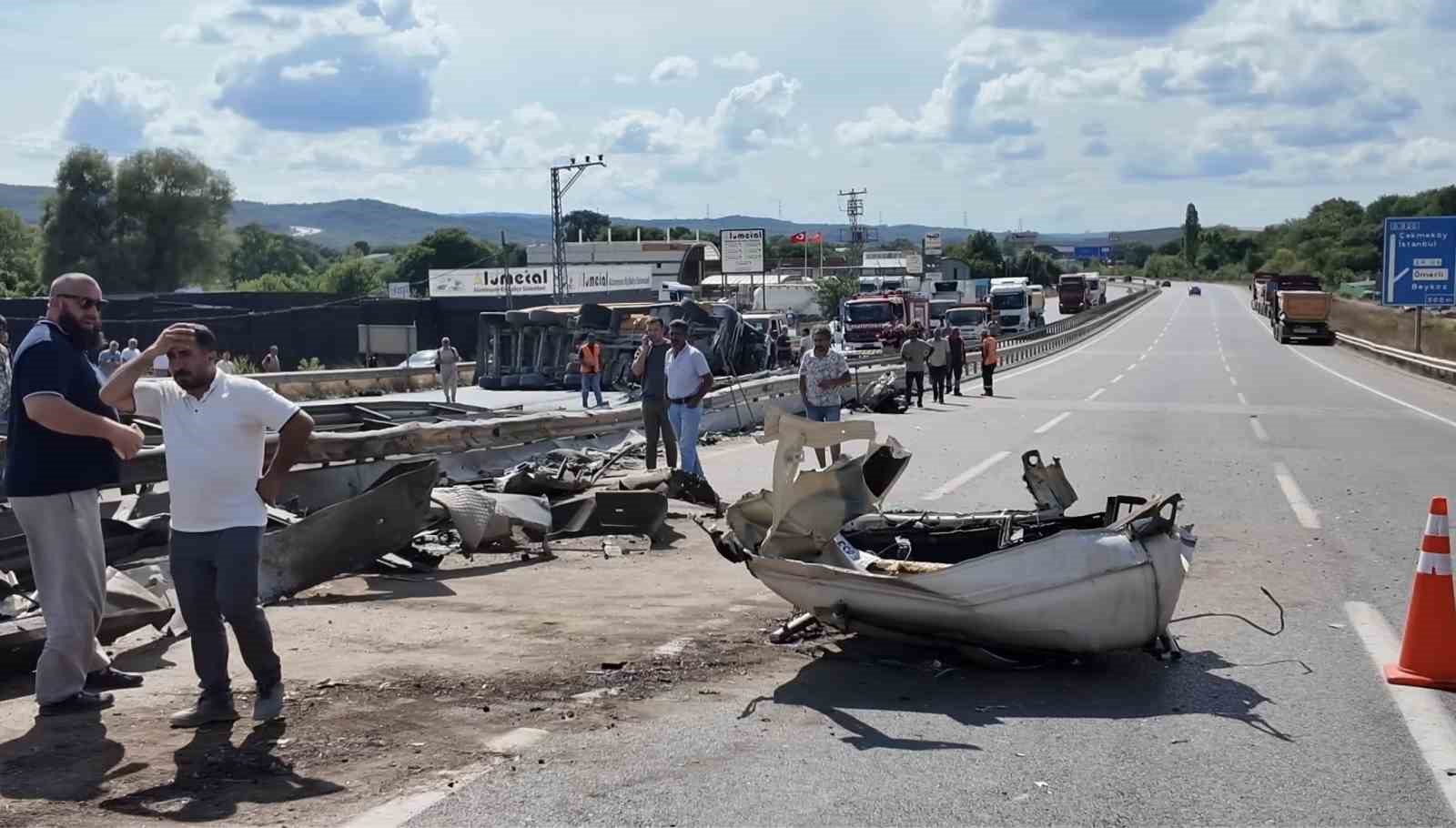 cekmekoyde feci kaza bariyerlere dalan surucunun uzvu koptu 0 pfzRVGth