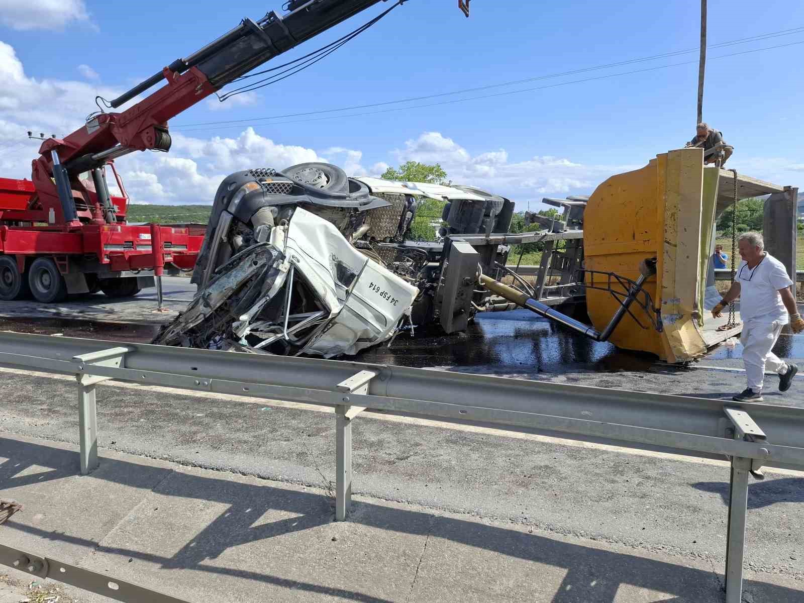 cekmekoyde feci kaza bariyerlere dalan surucunun uzvu koptu 3