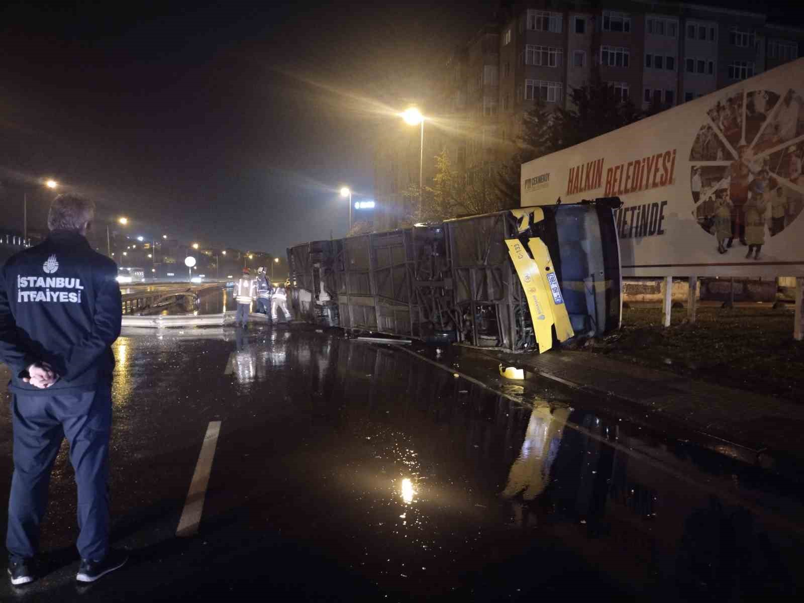 cekmekoyde kontrolden cikan otobus yan yatti 1 3MPVeOQs
