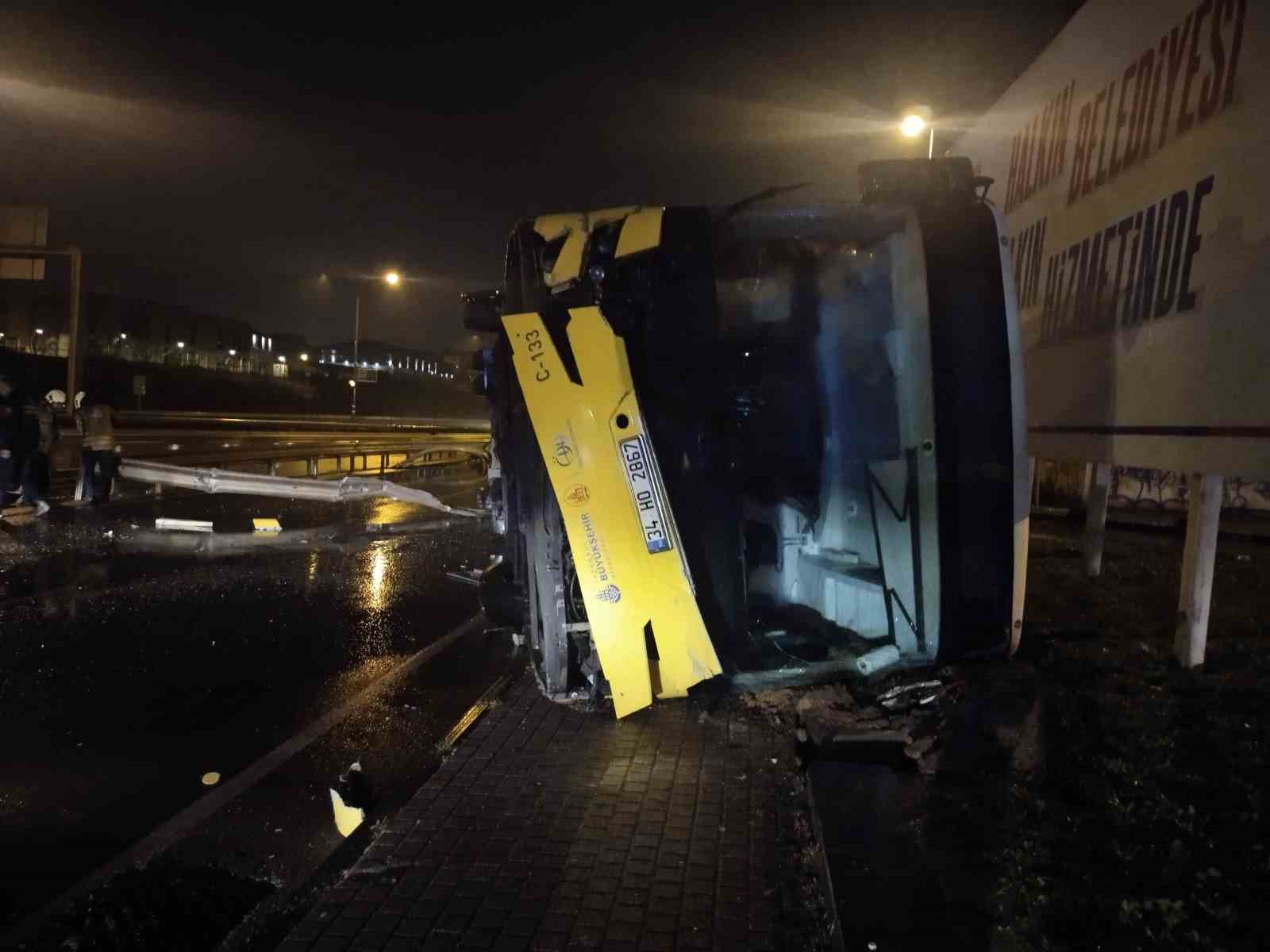cekmekoyde kontrolden cikan otobus yan yatti 2 hCpsErXY